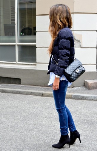 Comment porter une doudoune bleue