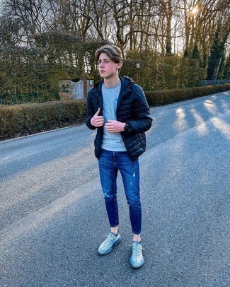Comment porter une doudoune bleue pour un style relax