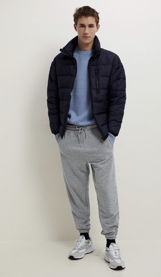 Un pantalon de jogging à porter avec une doudoune bleue