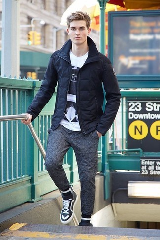 Un pantalon de jogging à porter avec une doudoune bleue