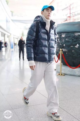 Un pantalon de jogging à porter avec une doudoune bleue