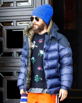 Un pantalon de jogging à porter avec une doudoune bleue