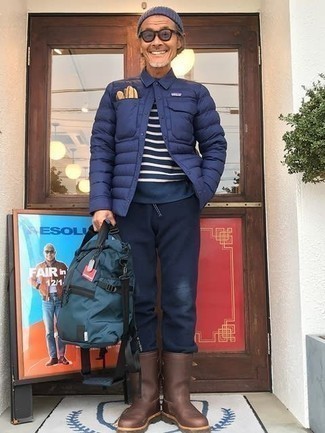 Un pantalon de jogging à porter avec une doudoune bleue