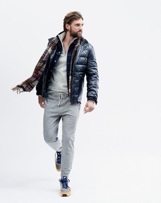 Un pantalon de jogging à porter avec une doudoune bleue
