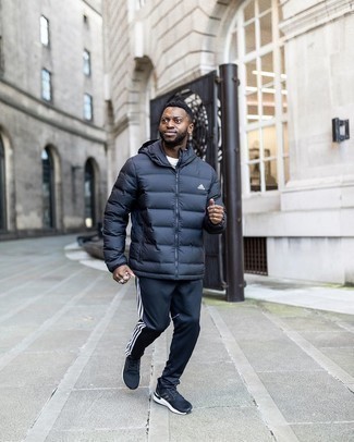 Un pantalon de jogging à porter avec une doudoune bleue