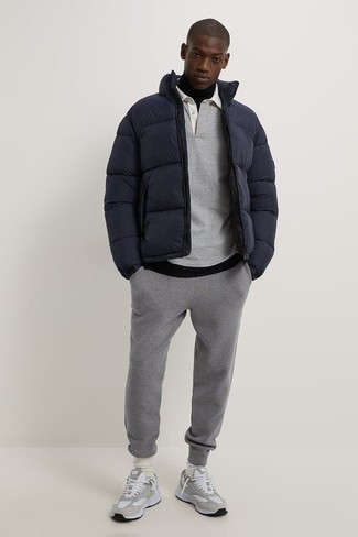 Un pantalon de jogging à porter avec une doudoune bleue
