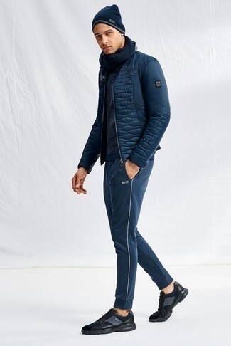 Un pantalon de jogging à porter avec une doudoune bleue