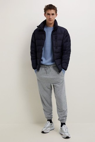 Un pantalon de jogging à porter avec une doudoune bleue
