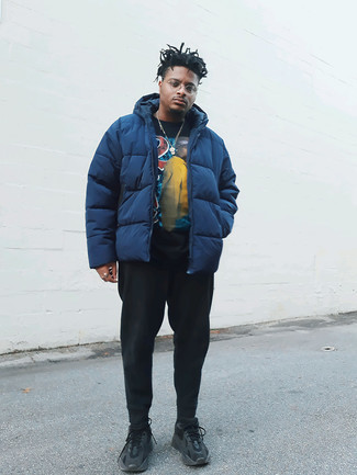 Un pantalon de jogging à porter avec une doudoune bleue