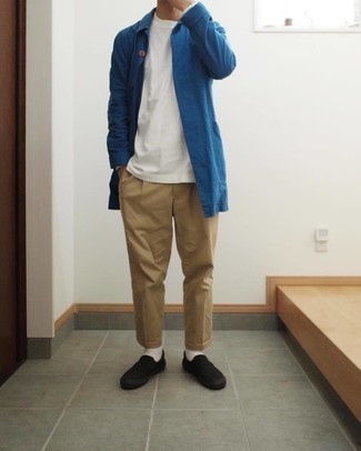 Comment porter un imperméable bleu quand il fait chaud