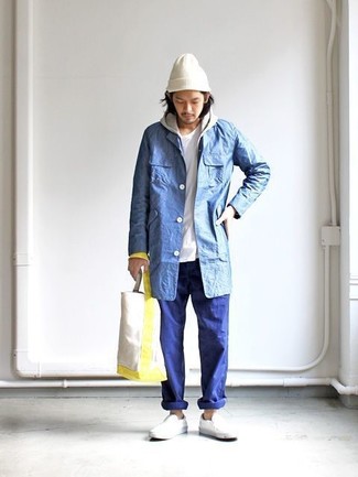 Comment porter un imperméable bleu quand il fait chaud