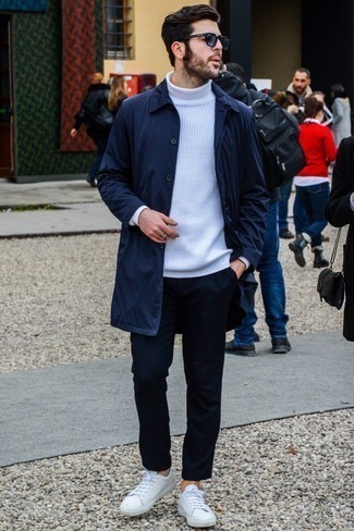 Comment porter un imperméable bleu quand il fait chaud