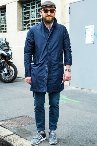 Comment porter un imperméable bleu quand il fait chaud