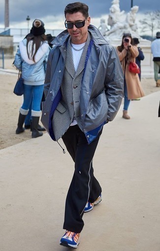 Comment porter un imperméable bleu quand il fait chaud