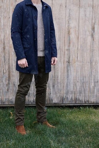 Comment porter un imperméable bleu quand il fait chaud