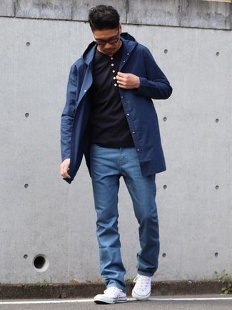 Comment porter un imperméable bleu quand il fait chaud