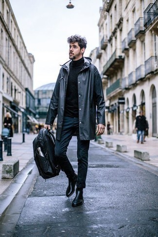 Comment porter un imperméable bleu quand il fait chaud