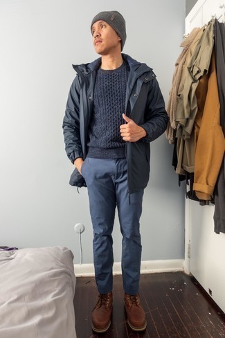 Comment porter un imperméable bleu quand il fait chaud