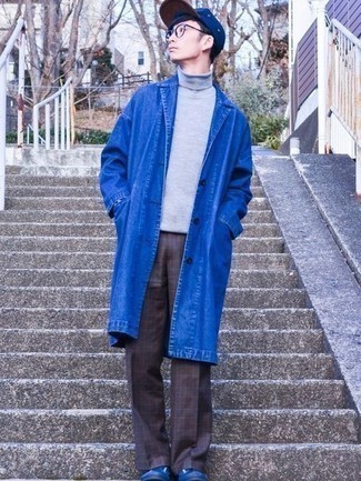 Comment porter un imperméable bleu quand il fait chaud
