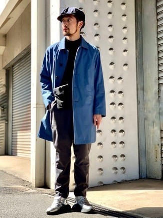 Comment porter un imperméable bleu quand il fait chaud