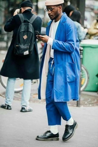 Comment porter un imperméable bleu quand il fait chaud