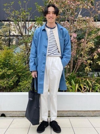 Comment porter un imperméable bleu quand il fait chaud