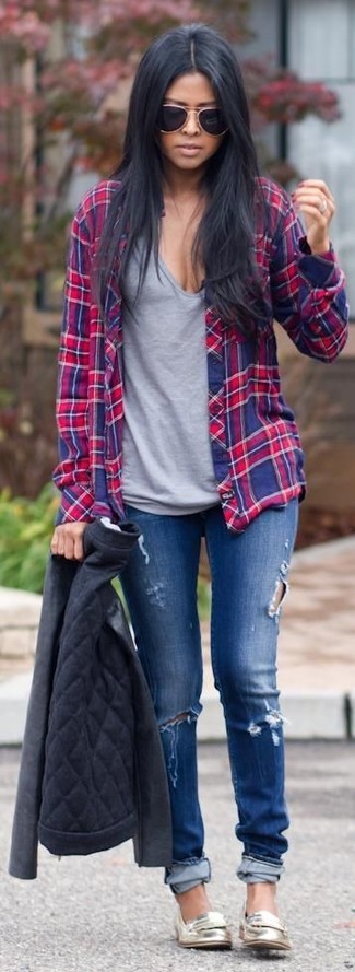 Comment porter un jean déchiré bleu en automne