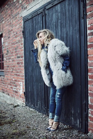 Comment porter un jean déchiré bleu en automne
