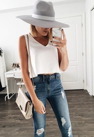 Comment porter un jean déchiré bleu