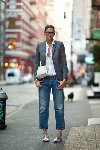 Comment porter un jean déchiré bleu après 40 ans