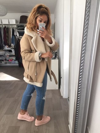Comment porter un jean déchiré bleu en hiver