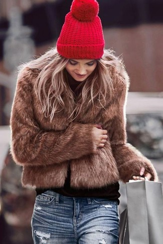 Comment porter un jean déchiré bleu en automne
