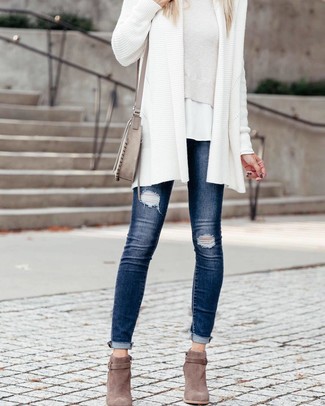 Comment porter un jean déchiré bleu en automne