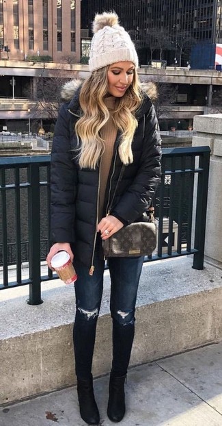 Comment porter un jean déchiré bleu en hiver