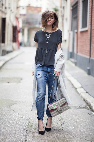 Comment porter un jean déchiré bleu en automne