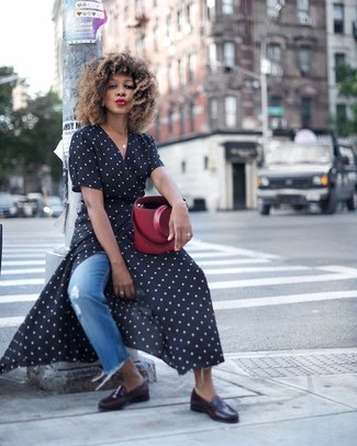 Comment porter un jean déchiré bleu en automne