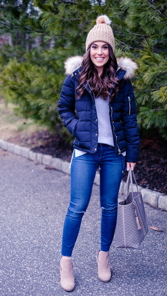 Comment porter un jean déchiré bleu en hiver
