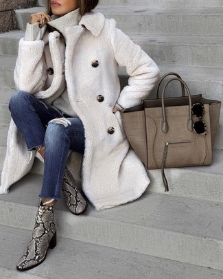 Comment porter un jean déchiré bleu en hiver