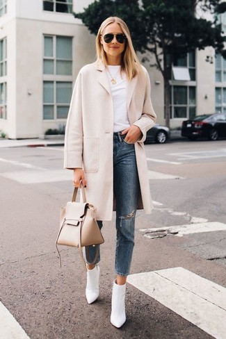 Comment porter un jean déchiré bleu pour un style decontractés