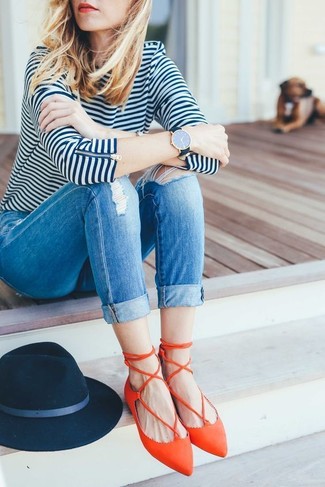 Comment porter un jean déchiré bleu en automne