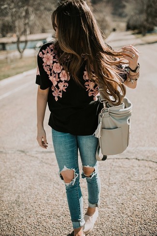 Comment porter un jean déchiré bleu
