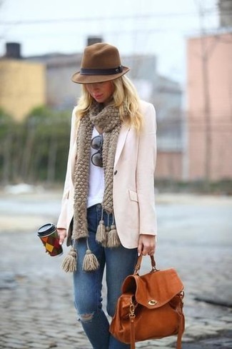Comment porter un jean déchiré bleu pour un style decontractés