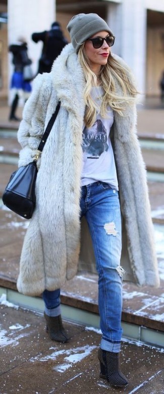 Comment porter un jean déchiré bleu en hiver