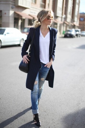 Comment porter un jean déchiré bleu pour un style decontractés