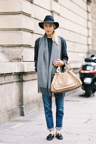Comment porter un jean déchiré bleu en automne