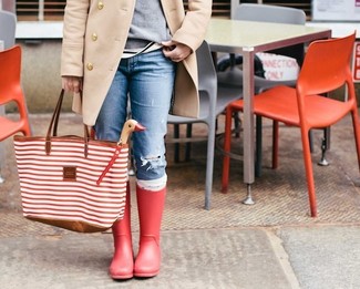 Comment porter un jean déchiré bleu en automne