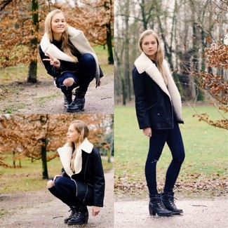 Comment porter un jean déchiré bleu en automne