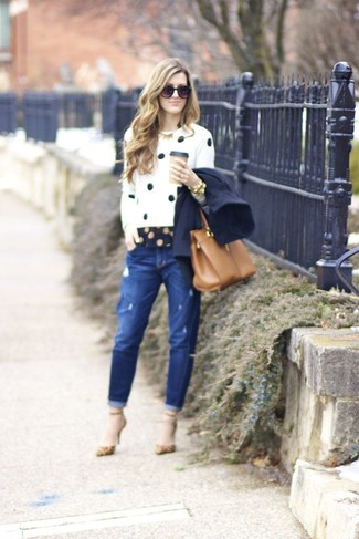 Comment porter un jean déchiré bleu en automne