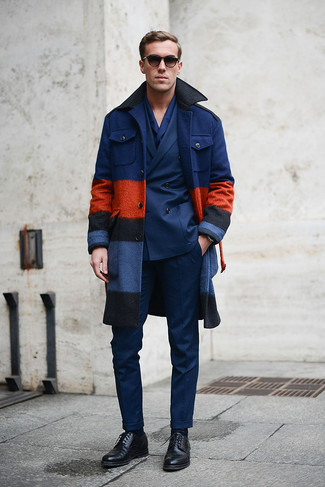 Comment porter une écharpe en soie bleue quand il fait froid