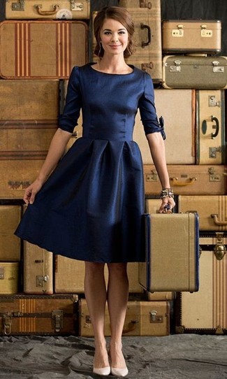 Comment porter une robe patineuse bleue